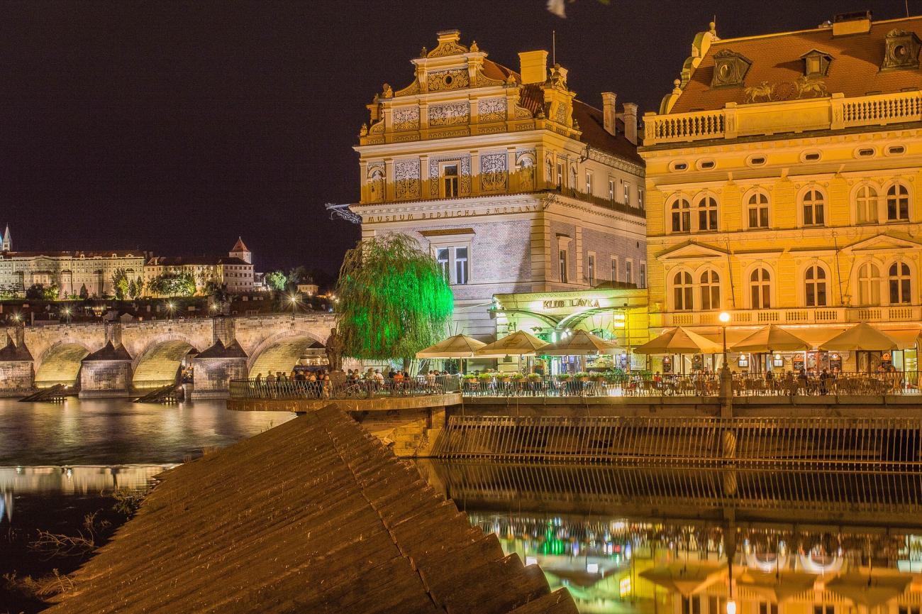 Prag bei Nacht: Bars und Clubs für Nachtschwärmer