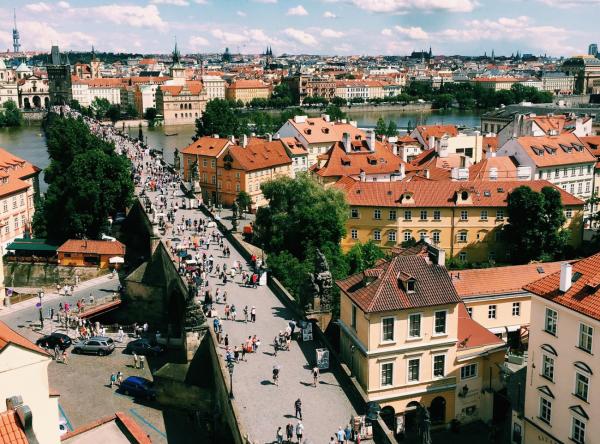 Ein Tag auf der Karlsbrücke: Kunst und Kultur